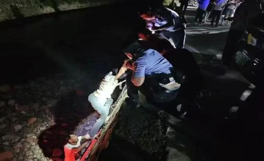 民警及时救助被困驾驶员