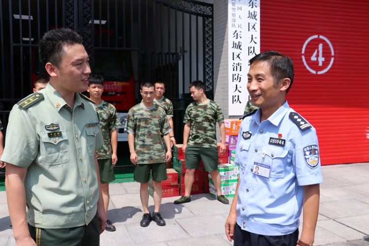 "八一"建军节来临之际,7月31日上午,受分局党委书记,局长王明君,政委