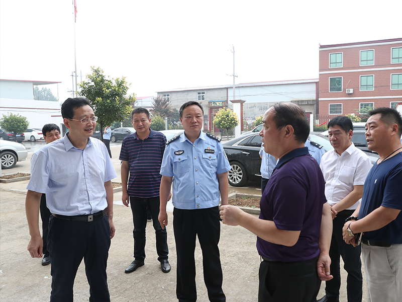 对长葛市公安局局"一村(格)一警"进行实地调研,局党委书记,局长苗仲凯